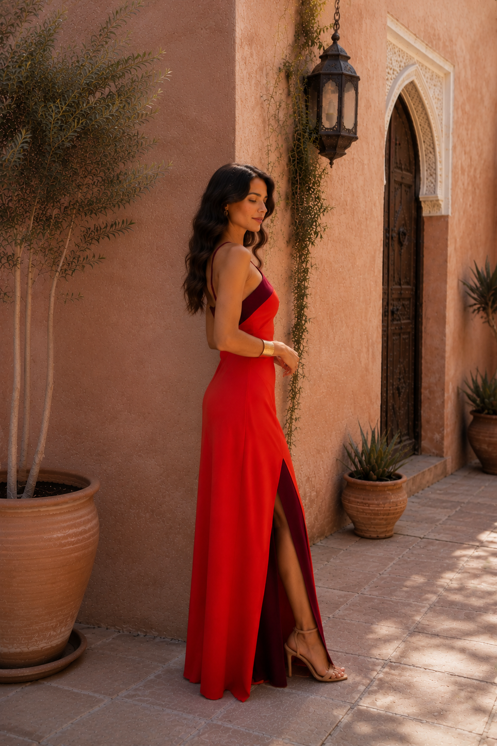Robe longue dos nu avec fente élégante