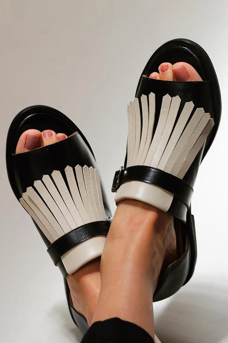 Sandales ouvertes à bout rond avec franges et contraste