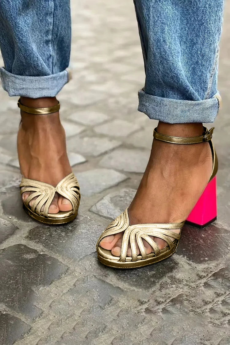 Sandales à talons larges avec découpe à bout ouvert et bride de cheville