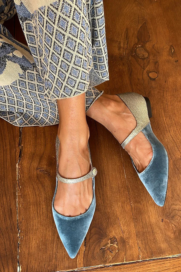 Ballerines à motif contrasté bleu à bout pointu avec bride et boucle sur le dessus du pied