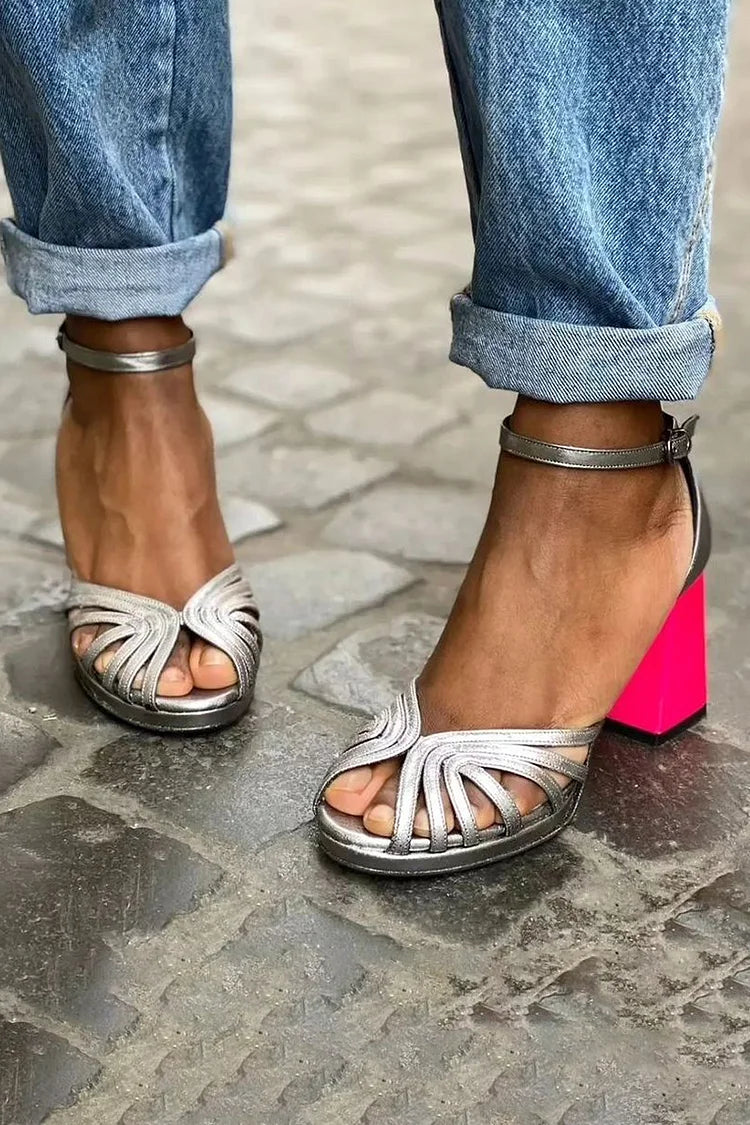 Talons larges à bout ouvert bicolores élégants avec bride de cheville et boucle scintillante