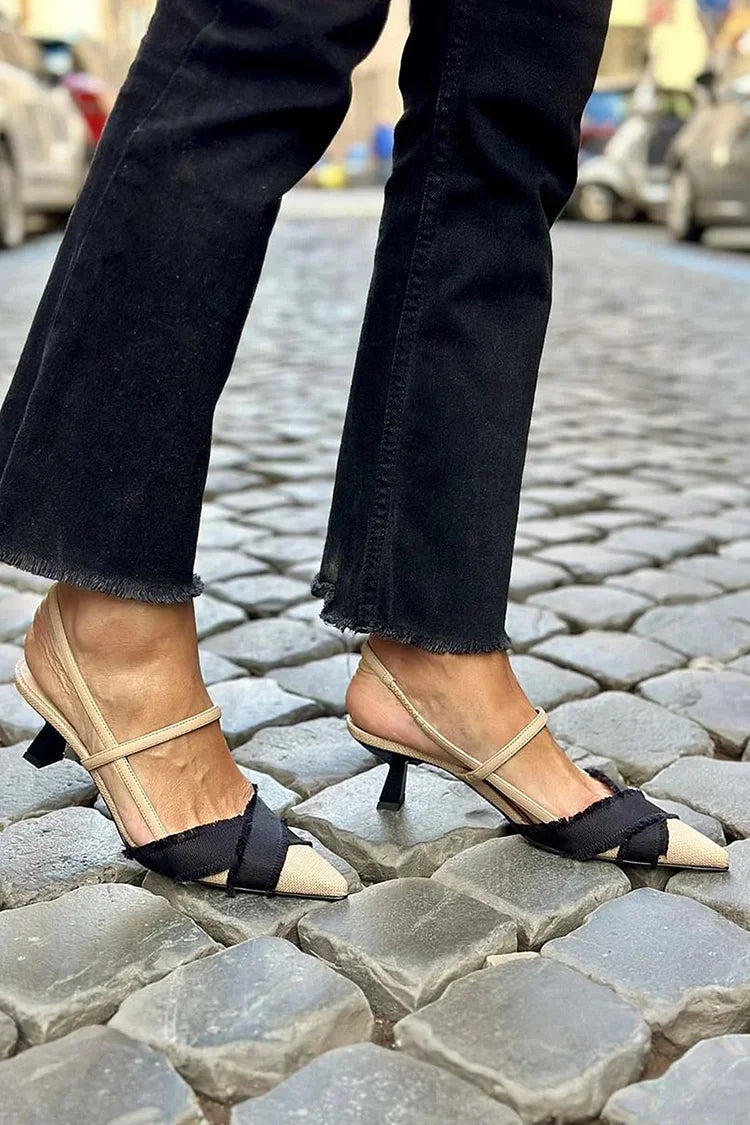 Sandales à talons slingback color block beige à bout pointu avec contours vifs