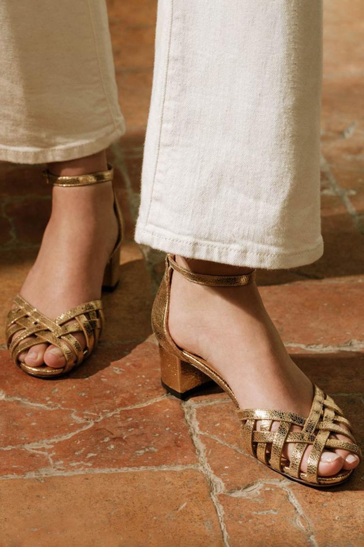 Escarpins peep toe dorés à talons larges, entrelacés avec bride de cheville et boucle