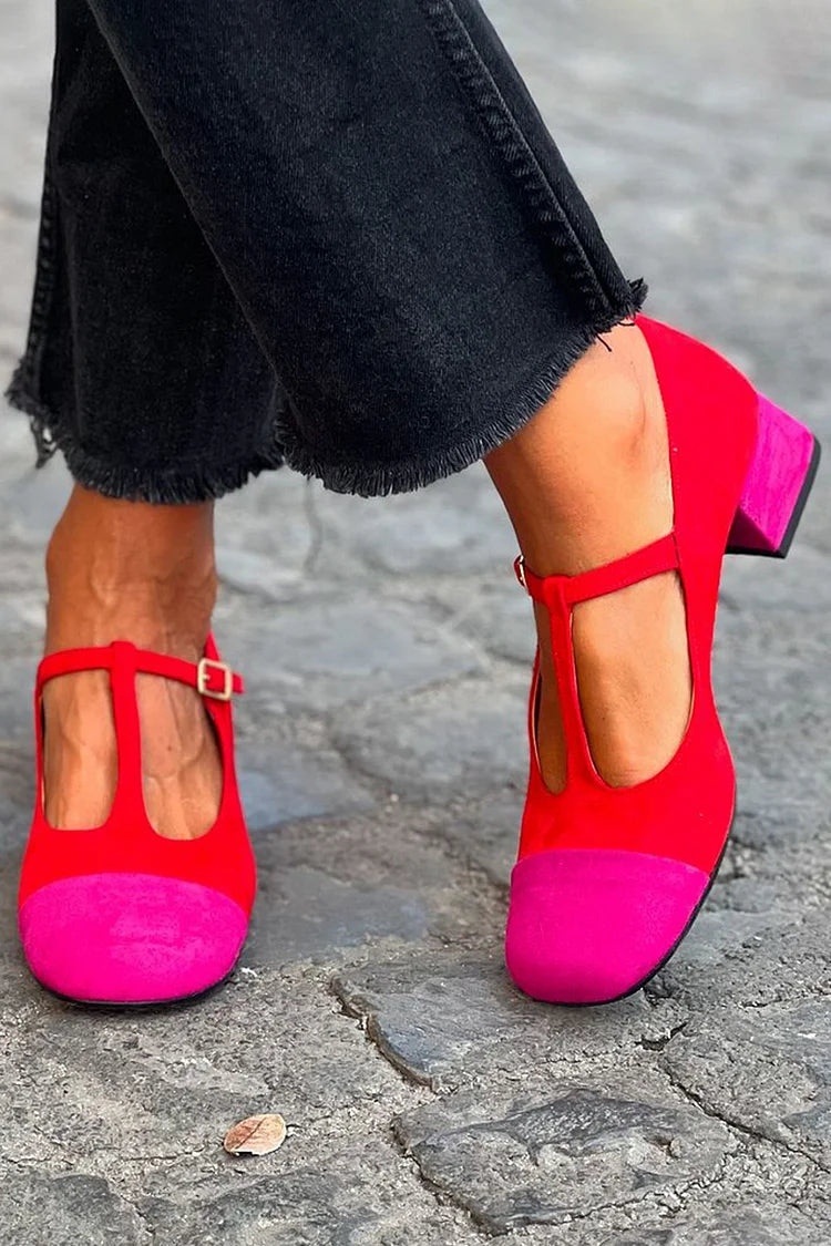 Talons larges patchwork rouge à bout rond avec boucle et bride en T" can be rewritten as:

"Escarpins à talons larges en patchwork rouge avec bout rond, boucle et bride en T