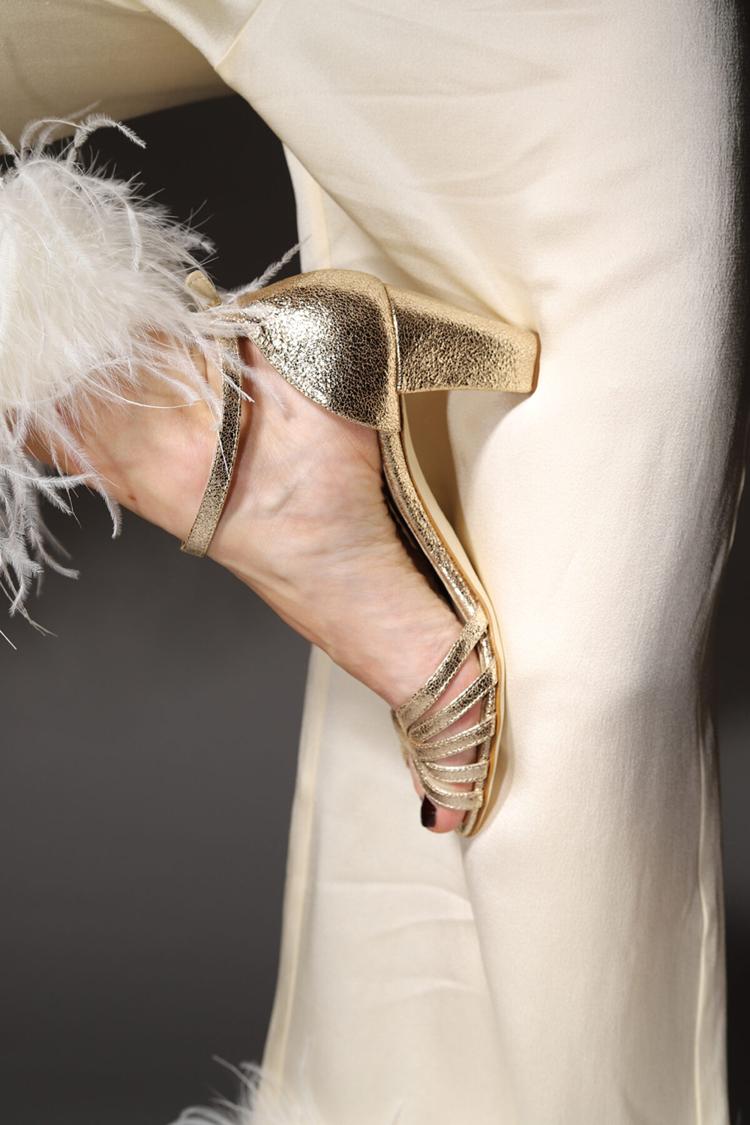 Escarpins peep toe métallisés dorés à talons larges avec bride de cheville et boucle