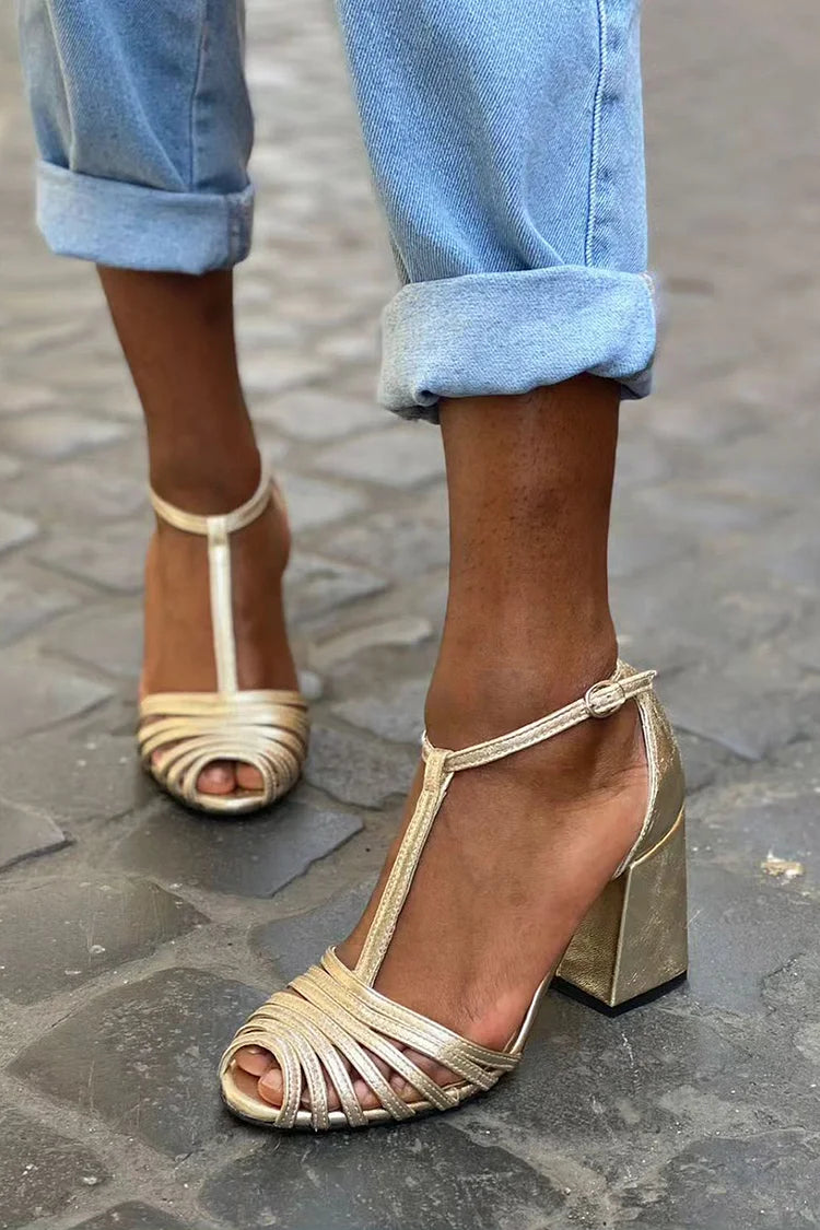 Talons larges peep toe avec boucle, bride en T et lanières élégantes
