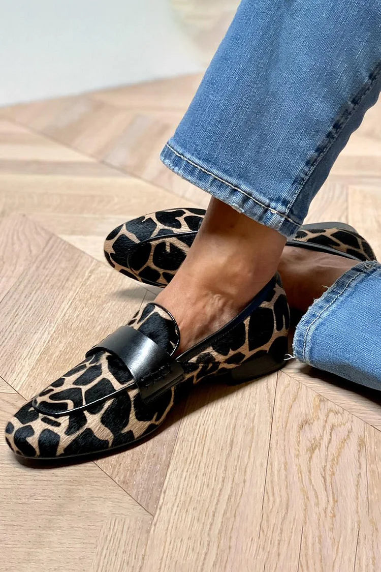Mocassins à motif vache bicolore à bout rond à enfiler