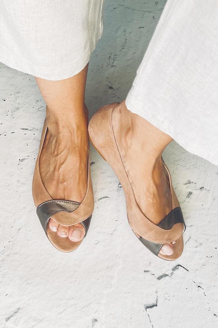 Sandales peep toe bicolores marron avec bande torsadée