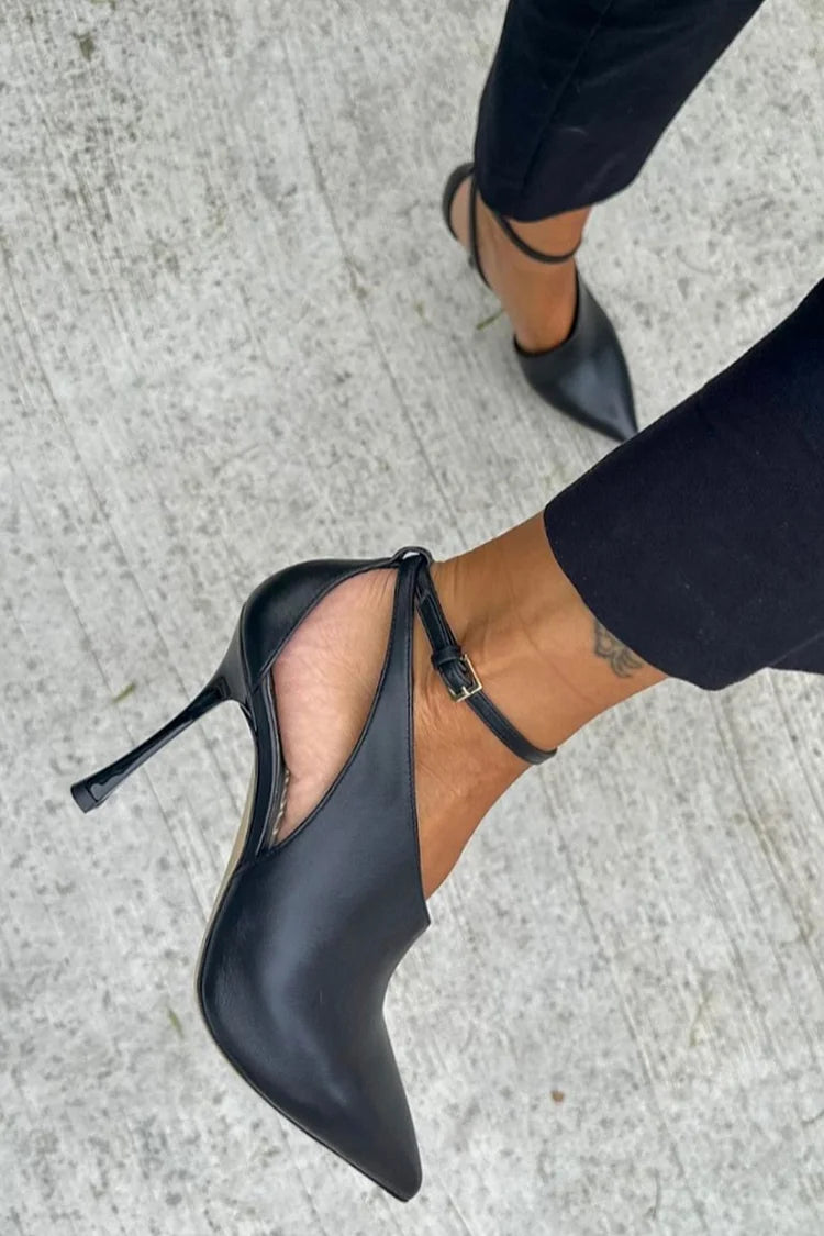Escarpins noirs à talons aiguille avec découpe, bride de cheville et boucle