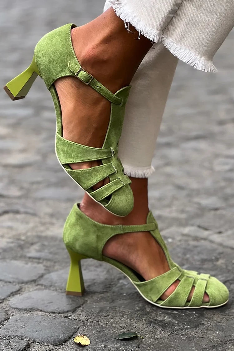 Sandales à talons vertes en crochet avec découpe et bout fermé
