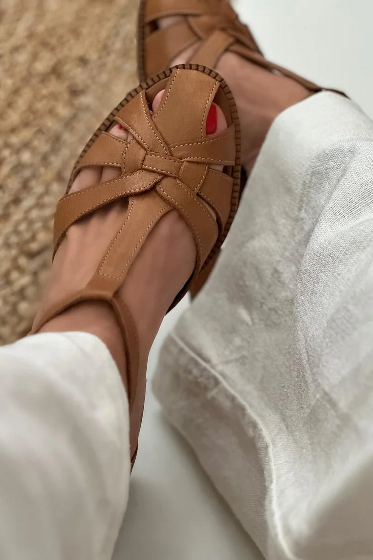 Talons larges marron avec découpes entrelacées, boucle et bride en T