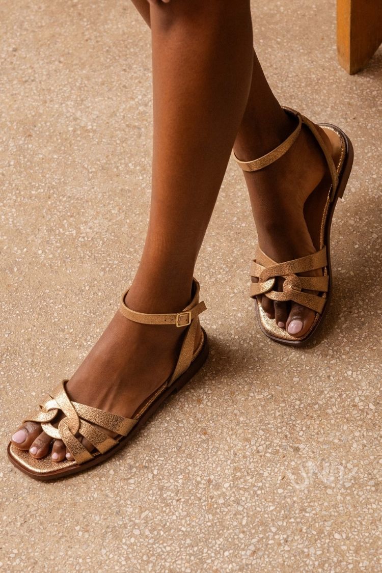 Sandales basses unies avec boucle à la cheville et brides
