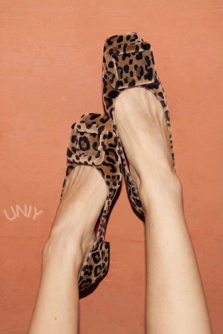 Ballerines en velours à bout carré avec boucle