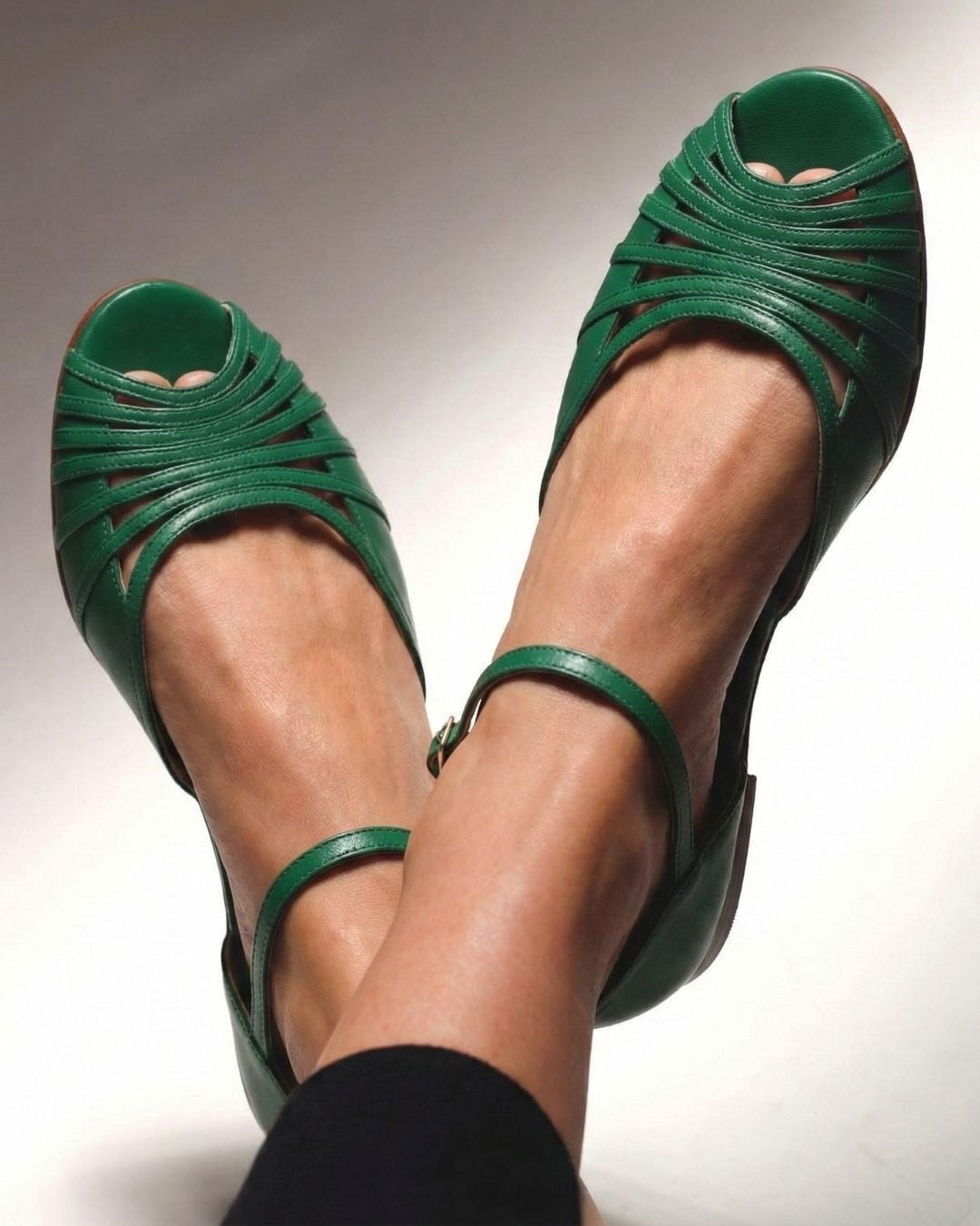 Sandales basses vertes à peep toe tressées avec bride à la cheville