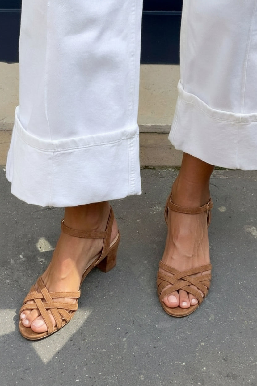 Sandales en daim camel à boucle à la cheville et brides entrecroisées