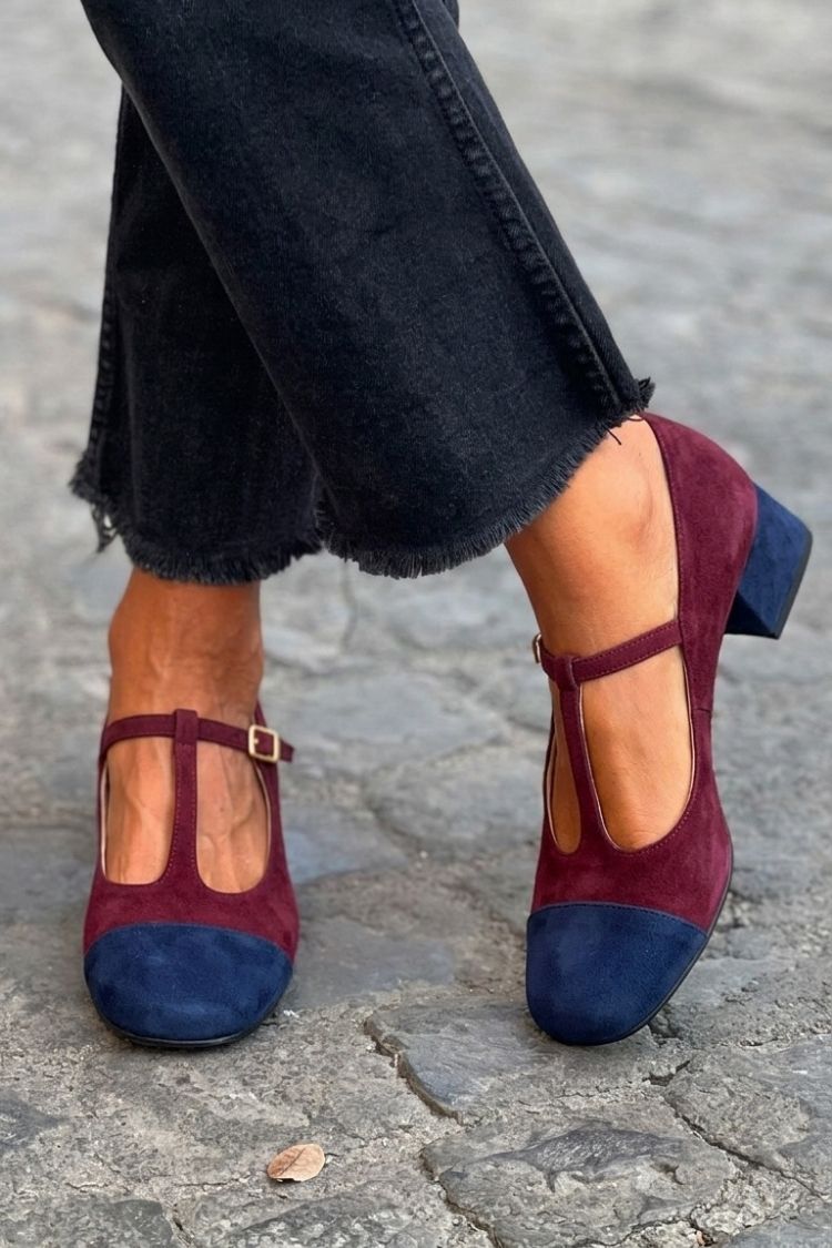Talons larges patchwork rouge à bout rond avec boucle et bride en T" can be rewritten as:

"Escarpins à talons larges en patchwork rouge avec bout rond, boucle et bride en T