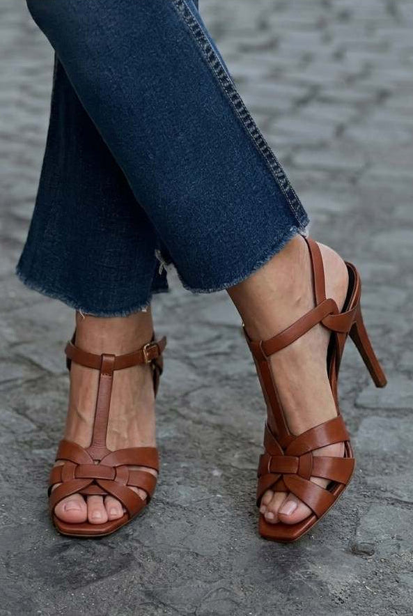 Sandales tressées à talon aigu ouvert avec bride T et lanières - [Pré-commande]