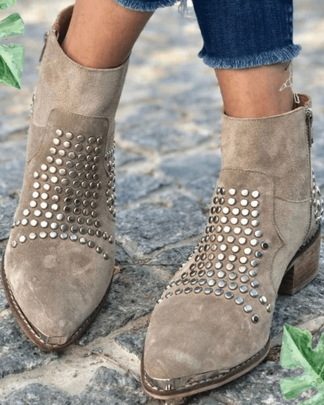Bottes en daim à talons épais et bout pointu ornées de clous