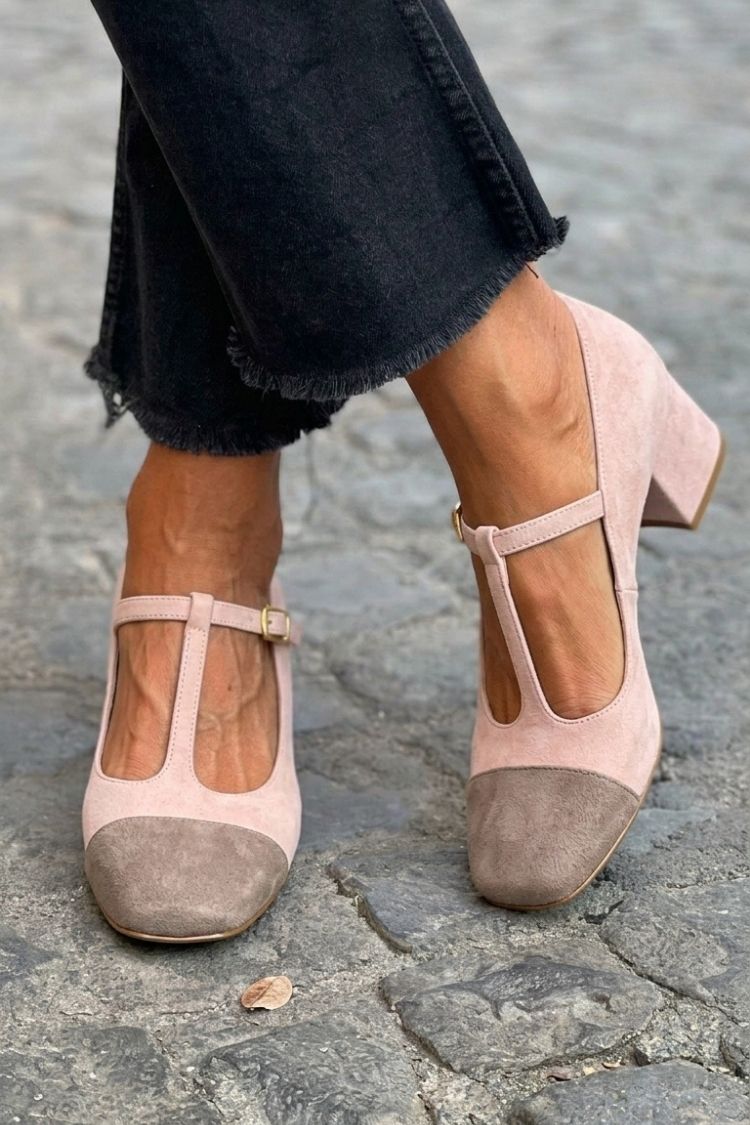 Talons larges patchwork rouge à bout rond avec boucle et bride en T" can be rewritten as:

"Escarpins à talons larges en patchwork rouge avec bout rond, boucle et bride en T