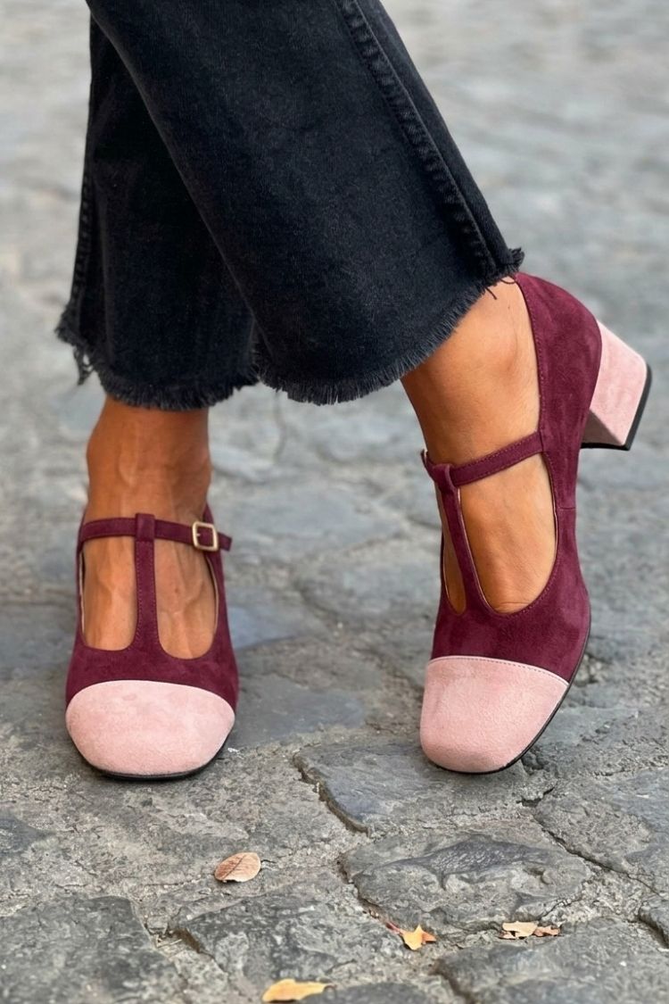 Talons larges patchwork rouge à bout rond avec boucle et bride en T" can be rewritten as:

"Escarpins à talons larges en patchwork rouge avec bout rond, boucle et bride en T