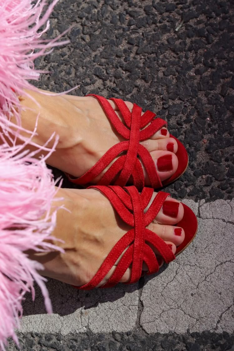 Sandales rouges en daim à bout ouvert avec brides entrecroisées