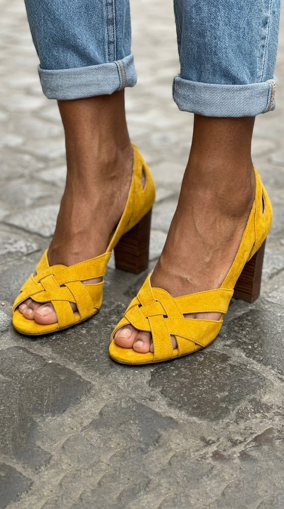 Talons bloc en daim moutarde avec découpe peep toe et tressage