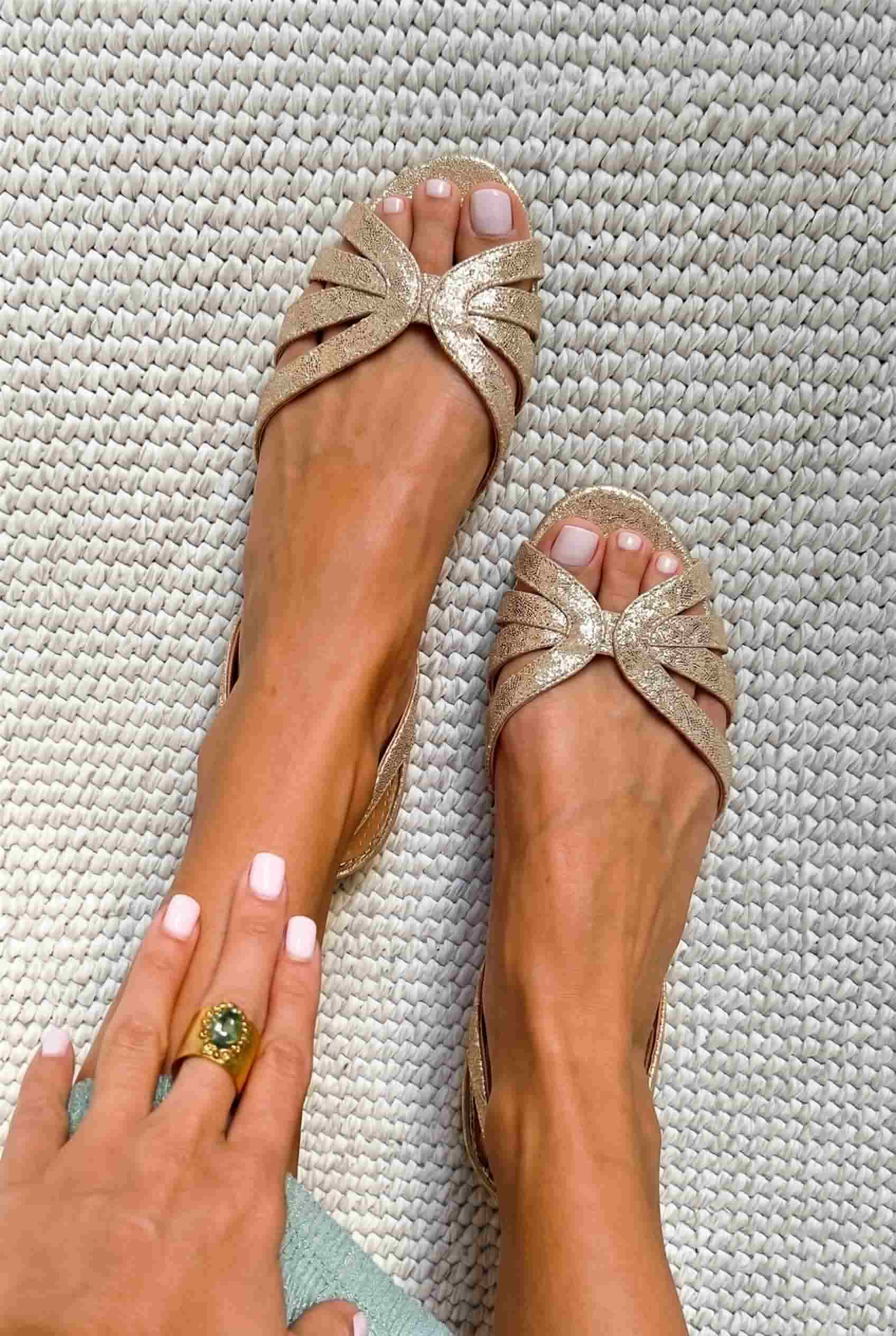 Sandales basses métalliques Or à bout ouvert avec brides slingback