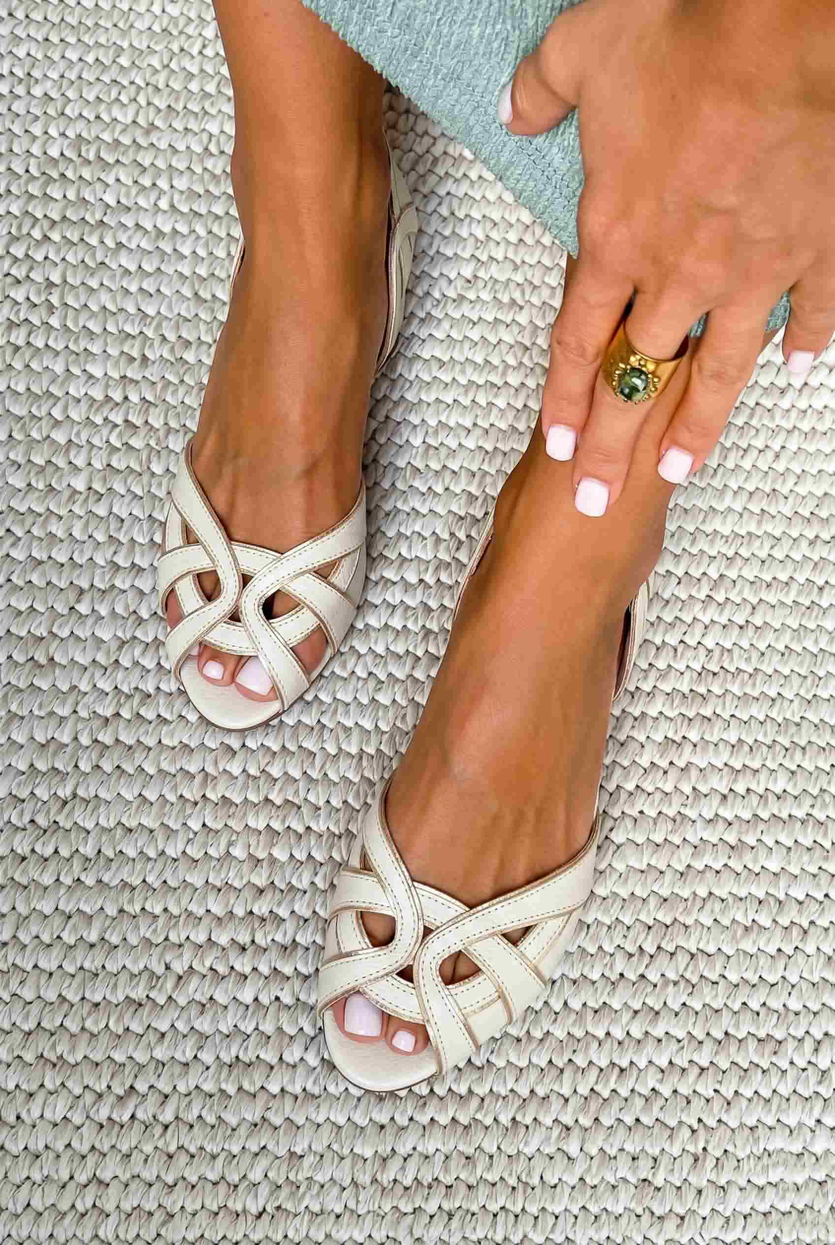 Sandales blanches à brides avec découpe à bout ouvert et talon bas