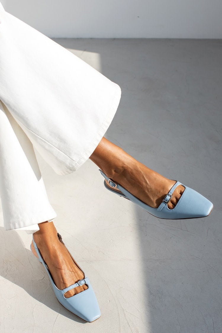 Ballerines azur en cuir découpées avec bout carré et bride arrière