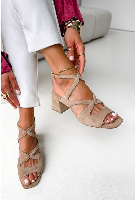 Talons en daim beige à bout carré avec lanière de cheville