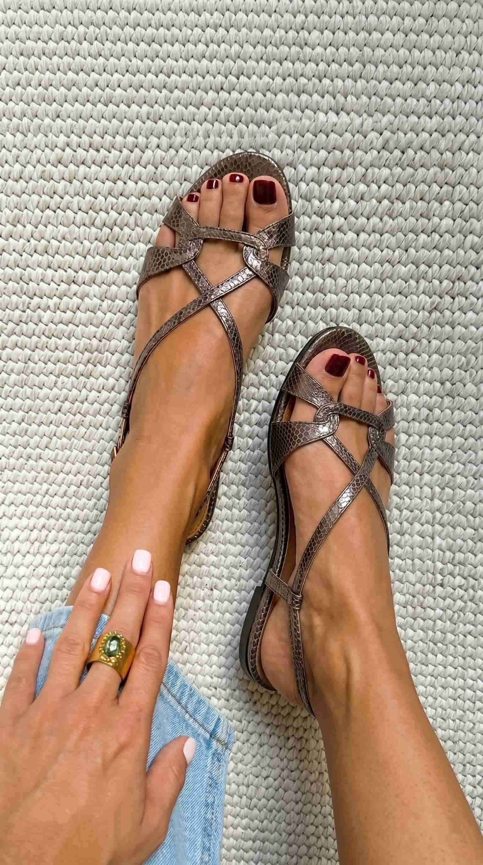 Sandales basses à bout ouvert en bronze effet serpent avec bride arrière