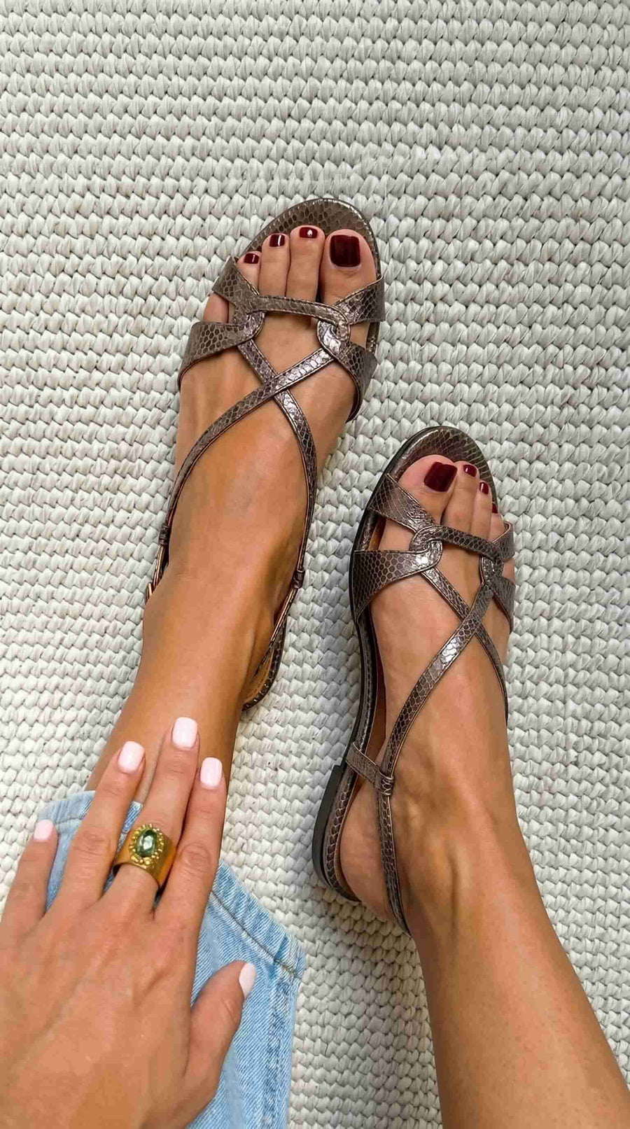 Sandales basses à bout ouvert en bronze effet serpent avec bride arrière