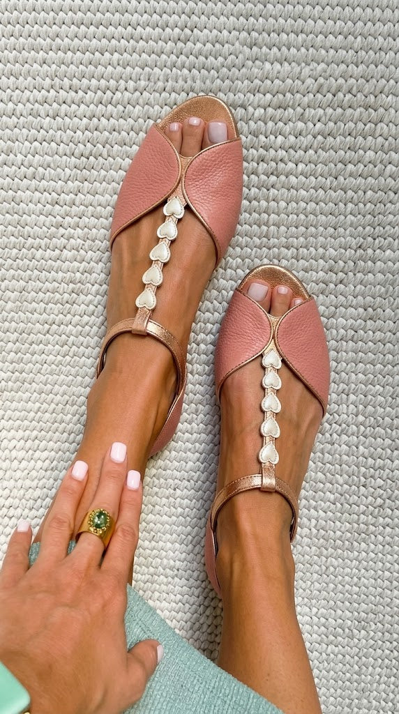 Sandales basses roses à bout ouvert avec bride en T et motif cœur