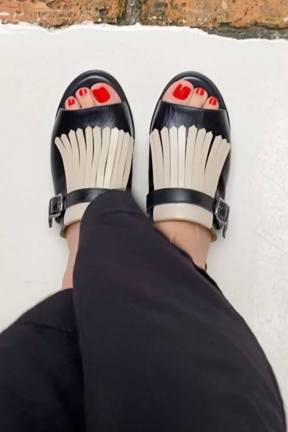 Sandales ouvertes à bout rond avec franges et contraste