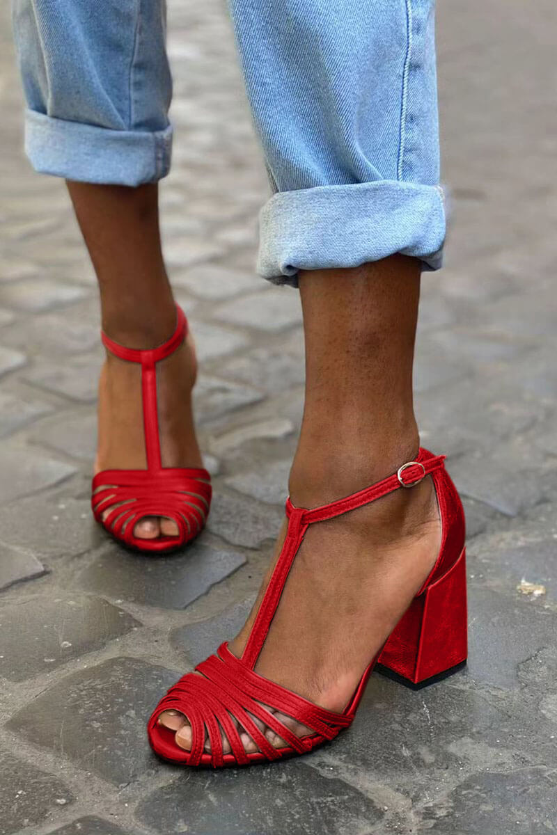 Talons larges peep toe avec boucle, bride en T et lanières élégantes