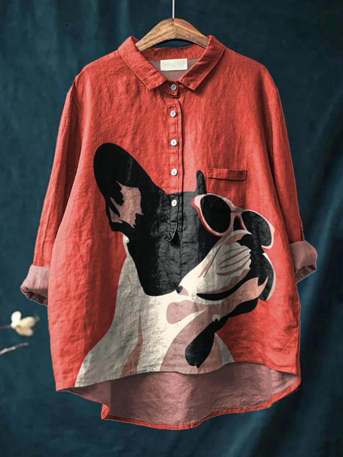 Evie | Motif Décoratif de Bouledogue Français Portant des Lunettes de Soleil sur Fond Rouge Chemise Décontractée