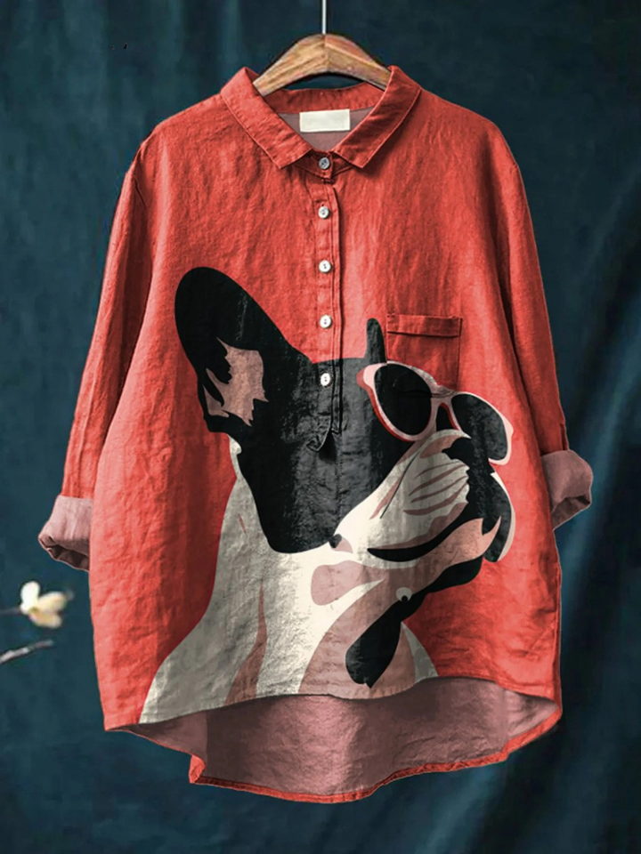 Evie | Motif Décoratif de Bouledogue Français Portant des Lunettes de Soleil sur Fond Rouge Chemise Décontractée
