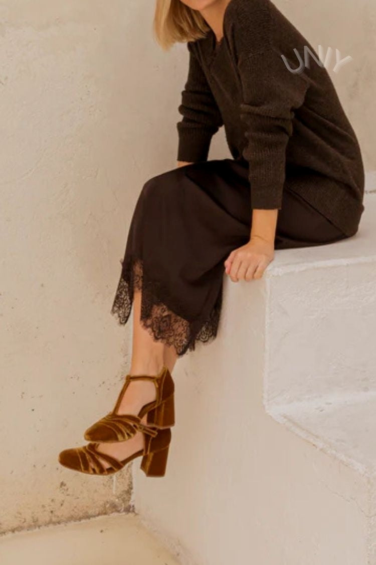 Talons larges en velours avec découpe, boucle et bride en T