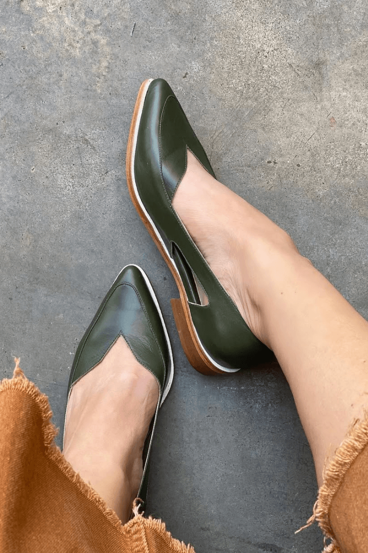 Ballerines décontractées bleu marine à bout pointu avec découpe à enfiler