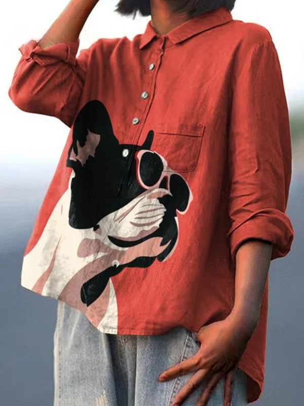 Evie | Motif Décoratif de Bouledogue Français Portant des Lunettes de Soleil sur Fond Rouge Chemise Décontractée