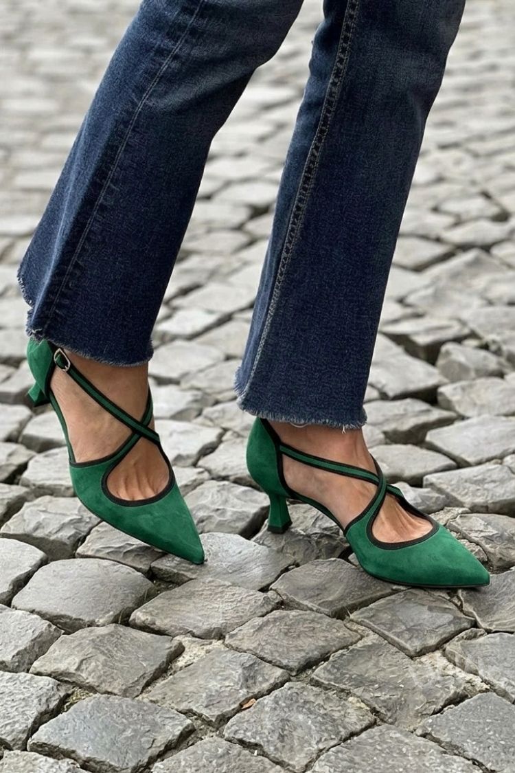 Escarpins kaki unis à bout pointu avec boucle et brides croisées