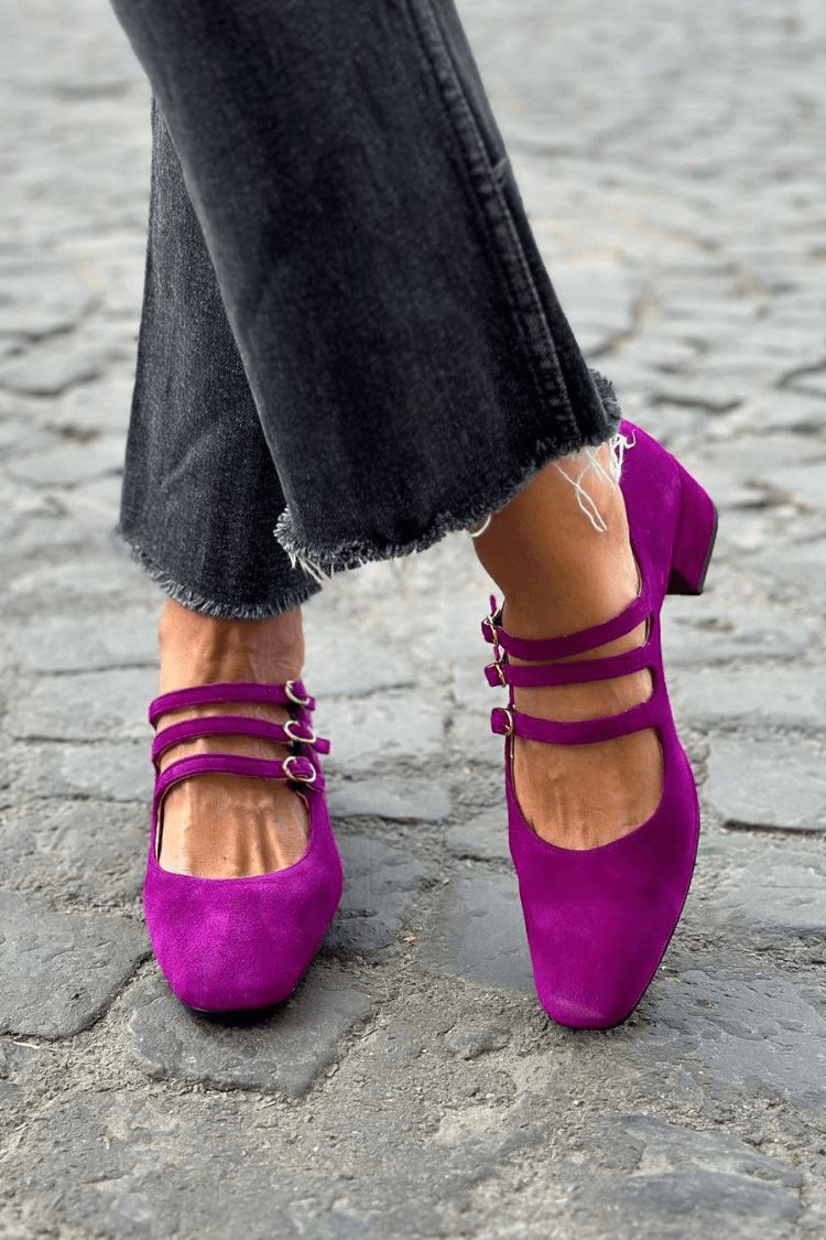 Talons larges violets à bout carré avec fermeture à boucle