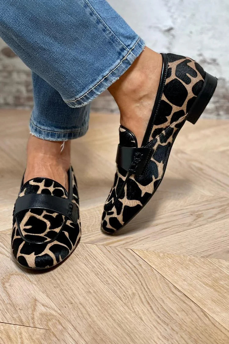 Mocassins à motif vache bicolore à bout rond à enfiler