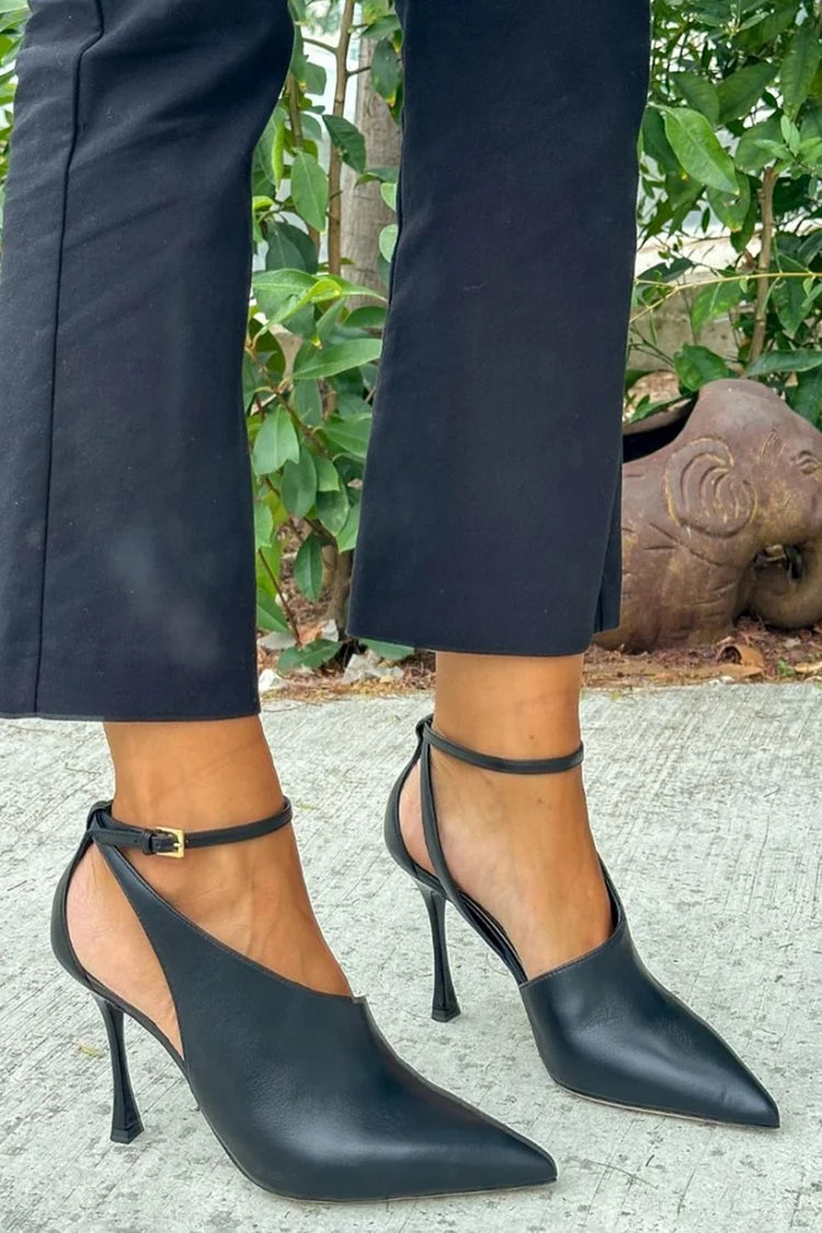 Escarpins noirs à talons aiguille avec découpe, bride de cheville et boucle
