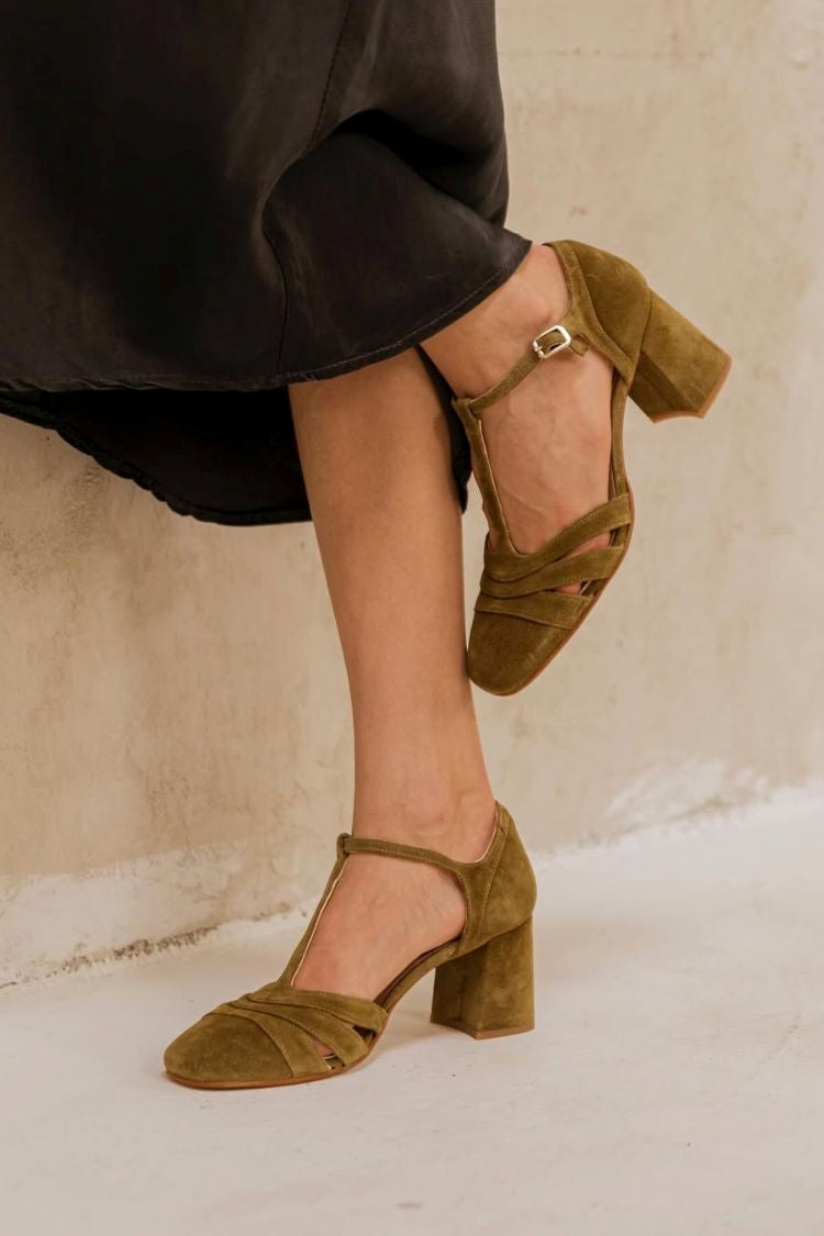 Talons larges en velours avec découpe, boucle et bride en T