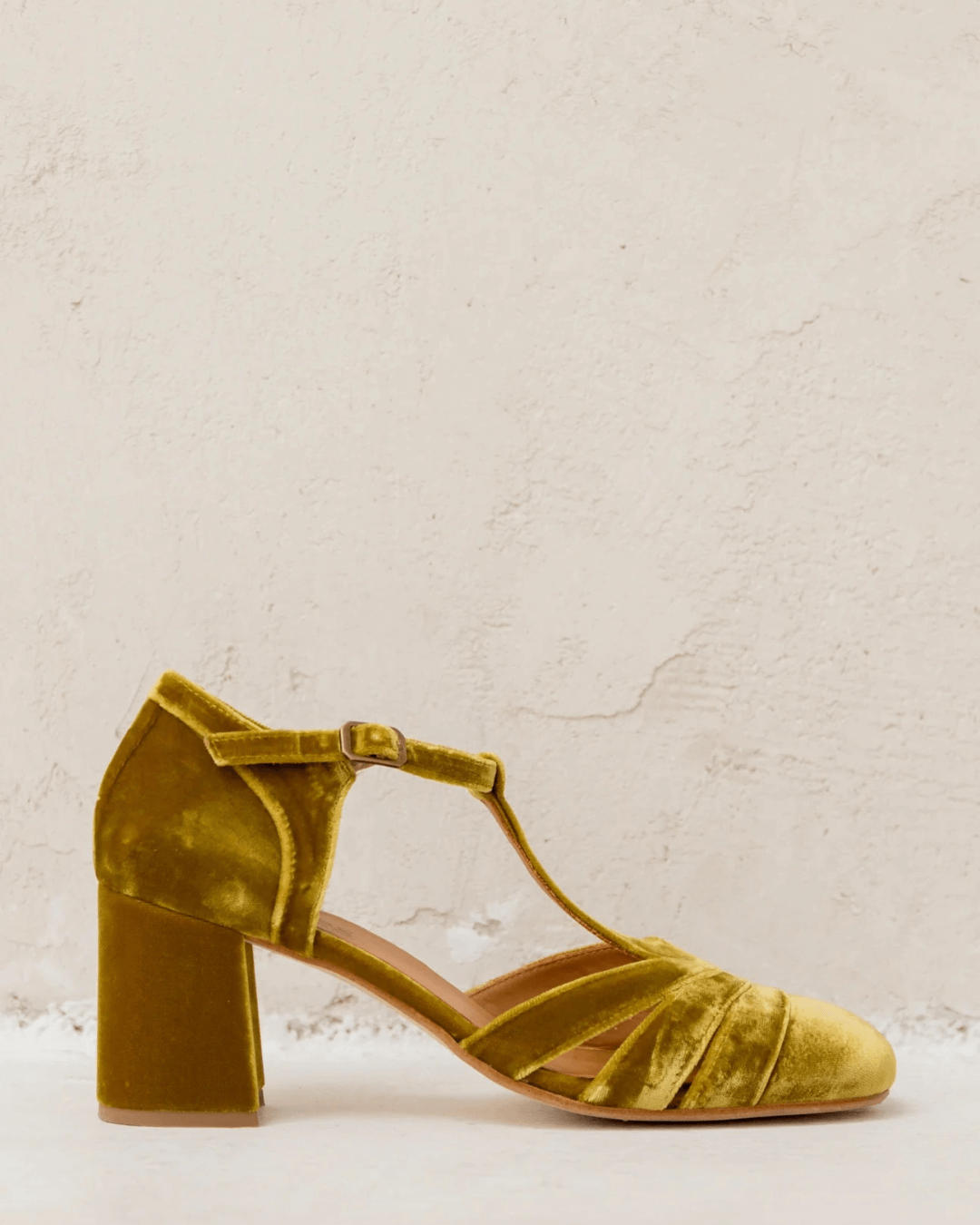 Talons larges en velours avec découpe, boucle et bride en T