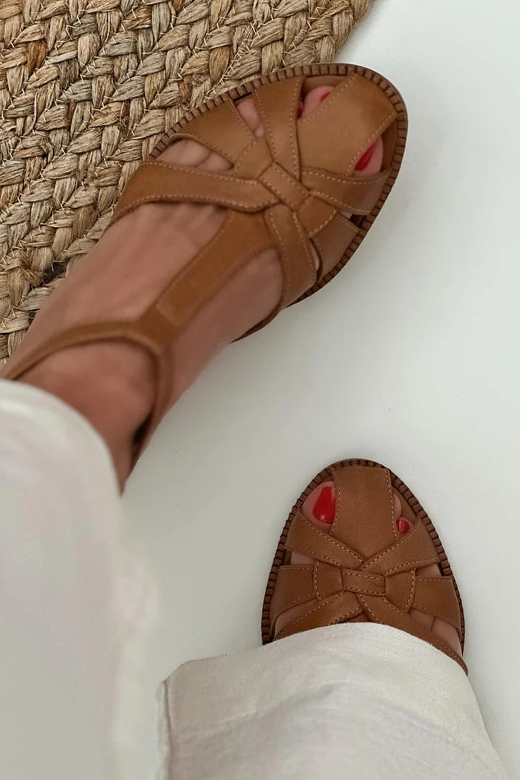 Talons larges marron avec découpes entrelacées, boucle et bride en T