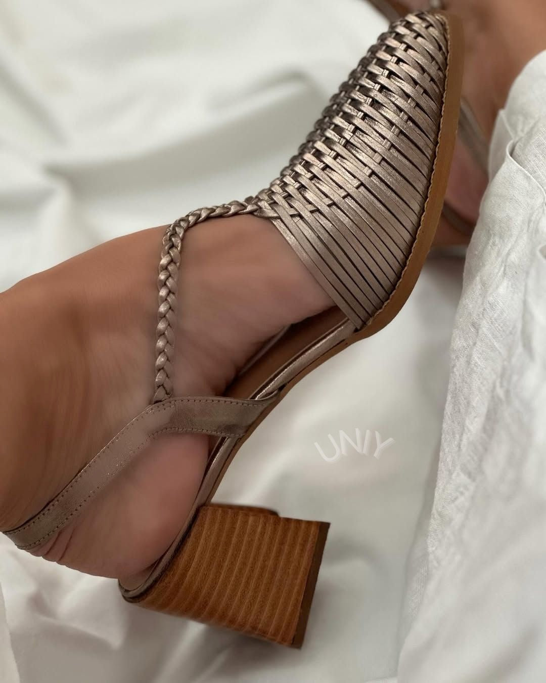Talons métallisés Champagne à bout pointu avec brides entrelacées