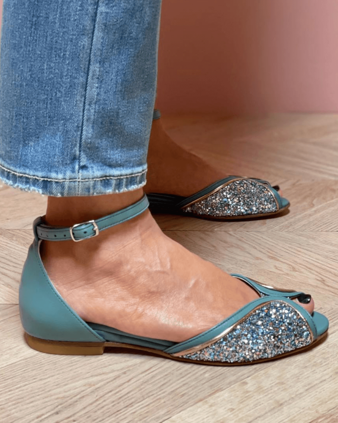 Sandales à bout ouvert à paillettes à motif contrasté avec bride de cheville et boucle