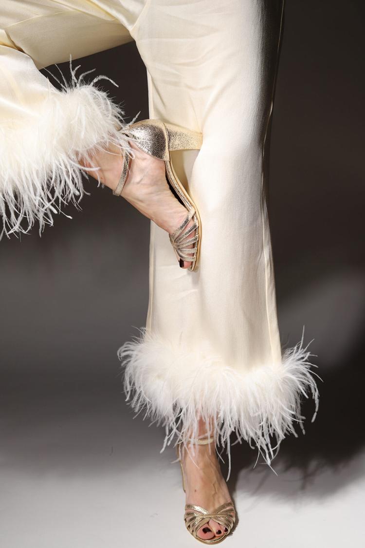 Escarpins peep toe métallisés dorés à talons larges avec bride de cheville et boucle